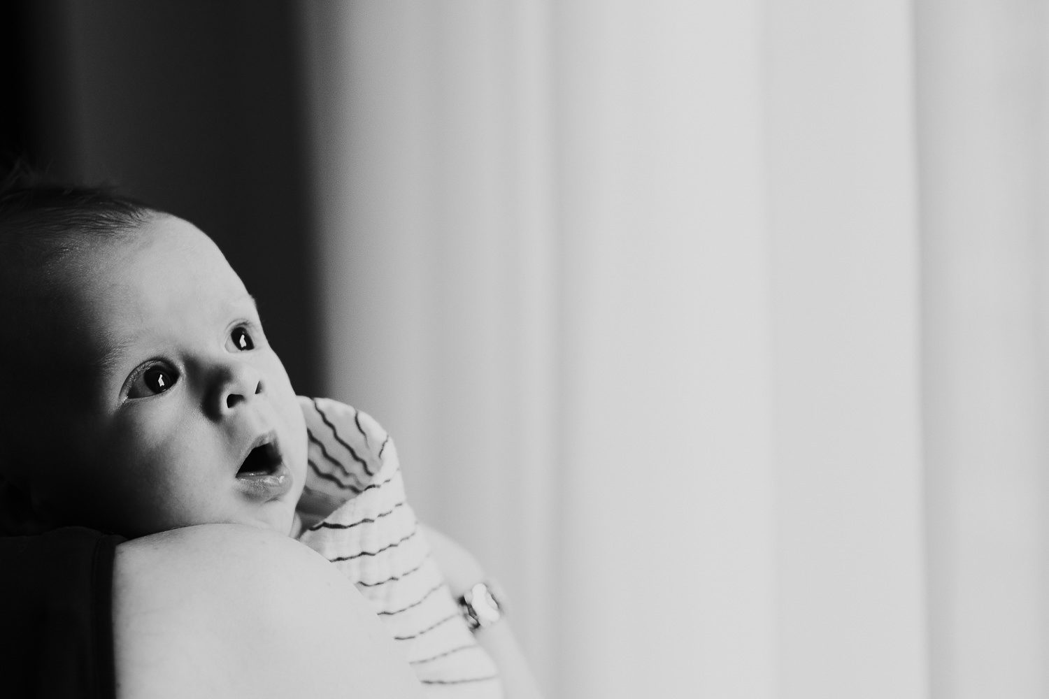 LONDON NEWBORN PHOTOS BABY ON MOTHERS SHOULDER NATURAL LIGHT PORTRAIT