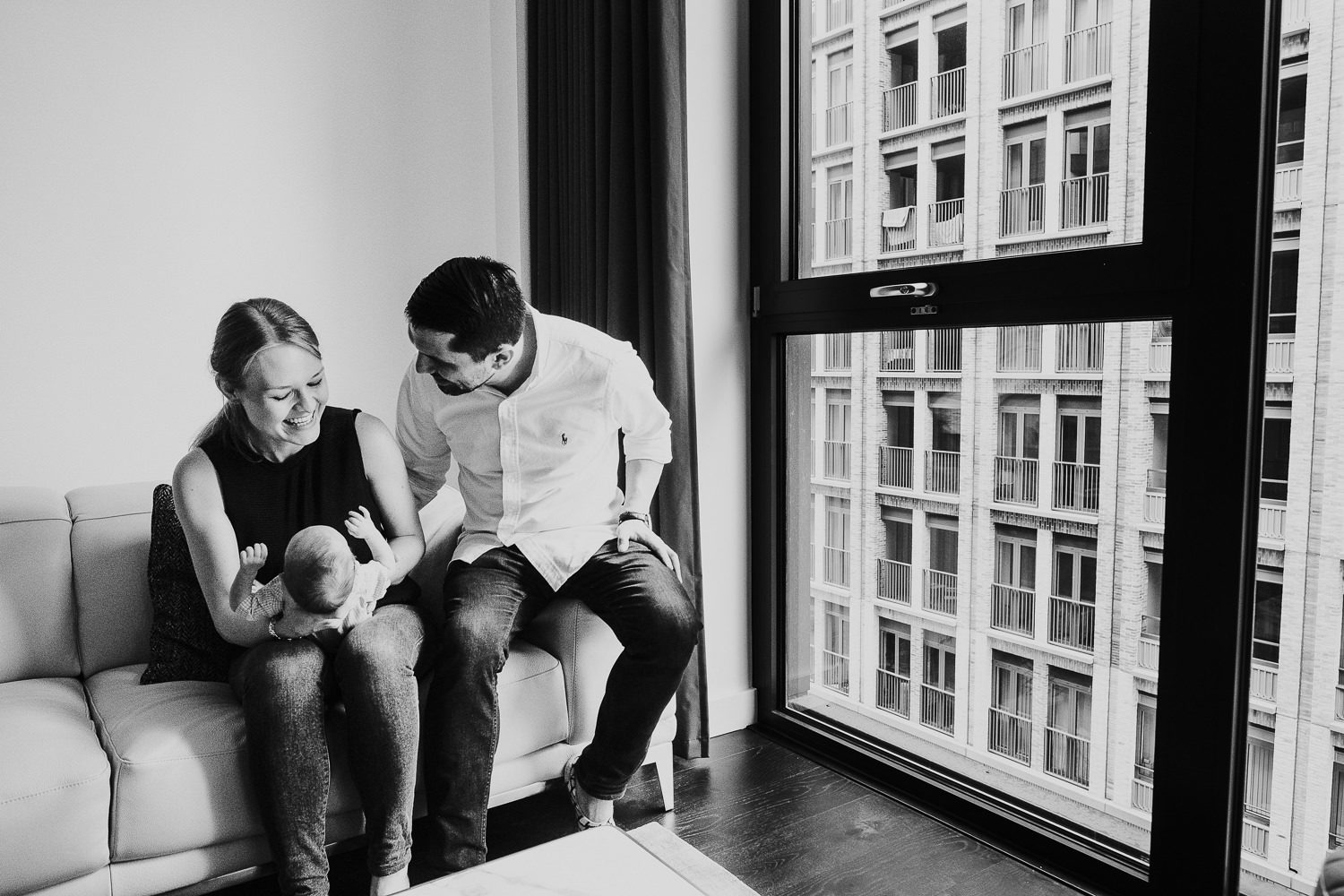 LONDON NEWBORN PHOTOS LIFESTYLE NATURAL LIGHT PORTRAIT OF BABY WITH PARENTS FEEDING