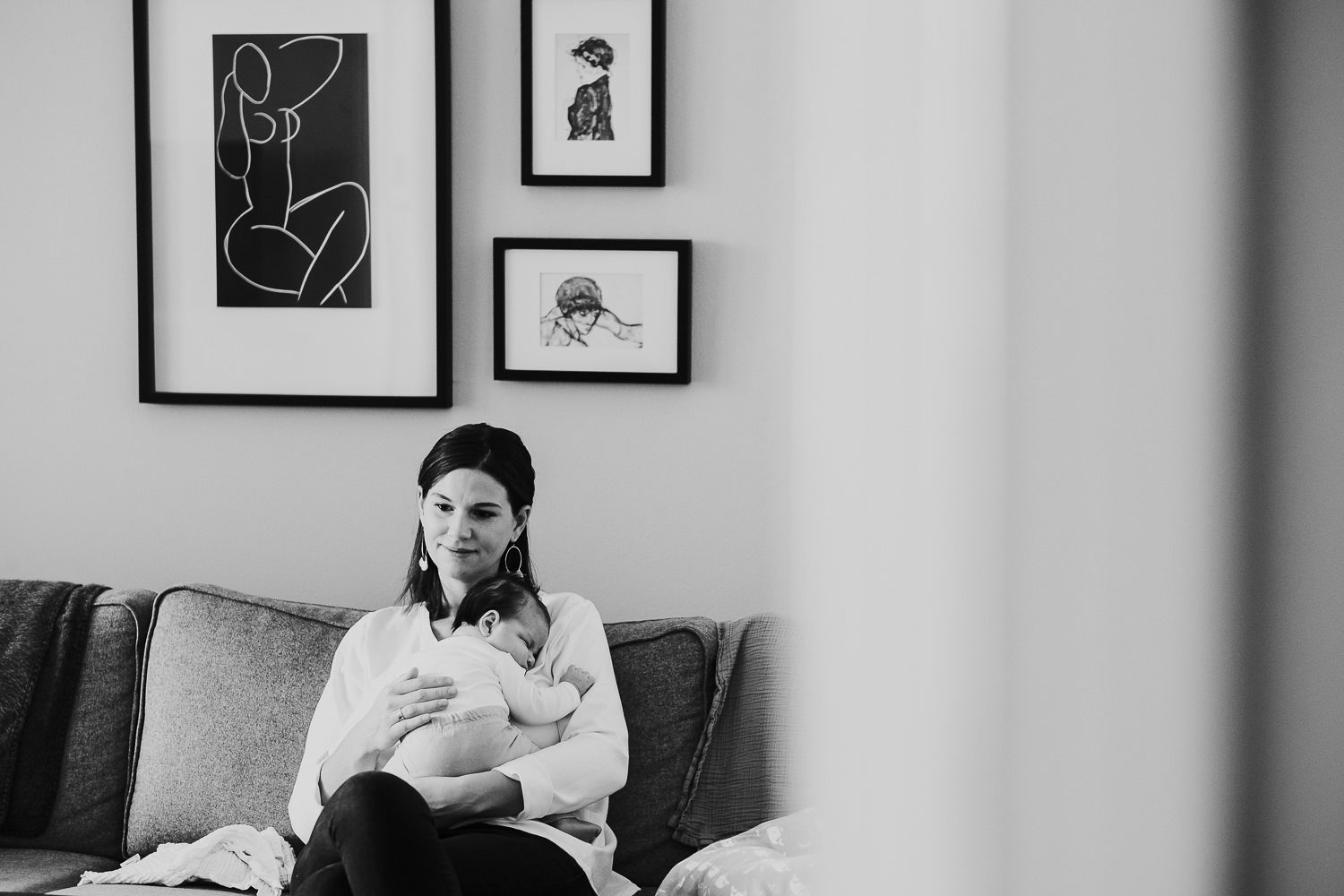 milan family photographer mother holding small baby