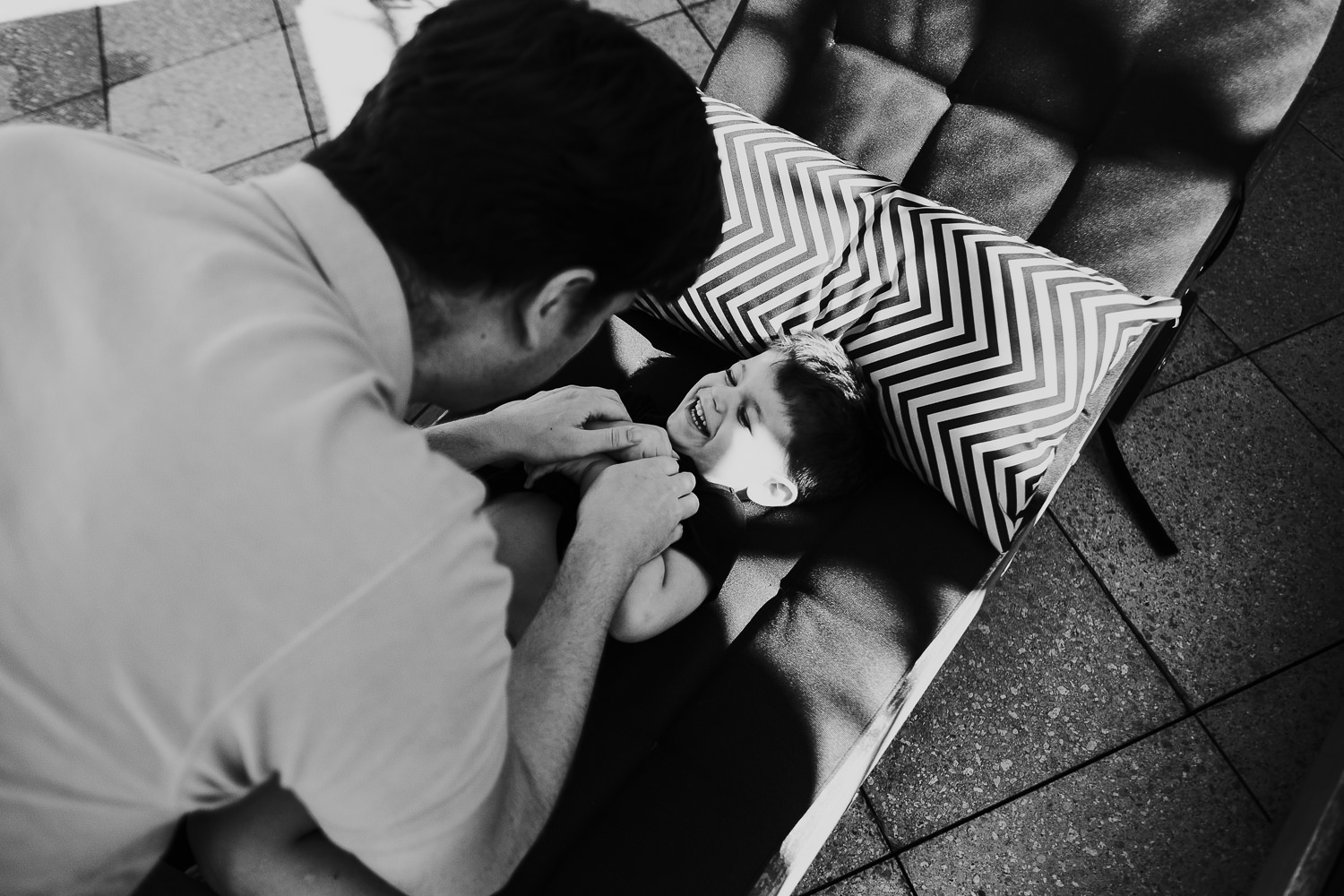 milan family photographer father tickling son