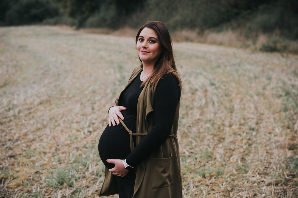 PREGNANT WOMAN IN FIELD MATERNITY PHOTOGRAPHER LONDON