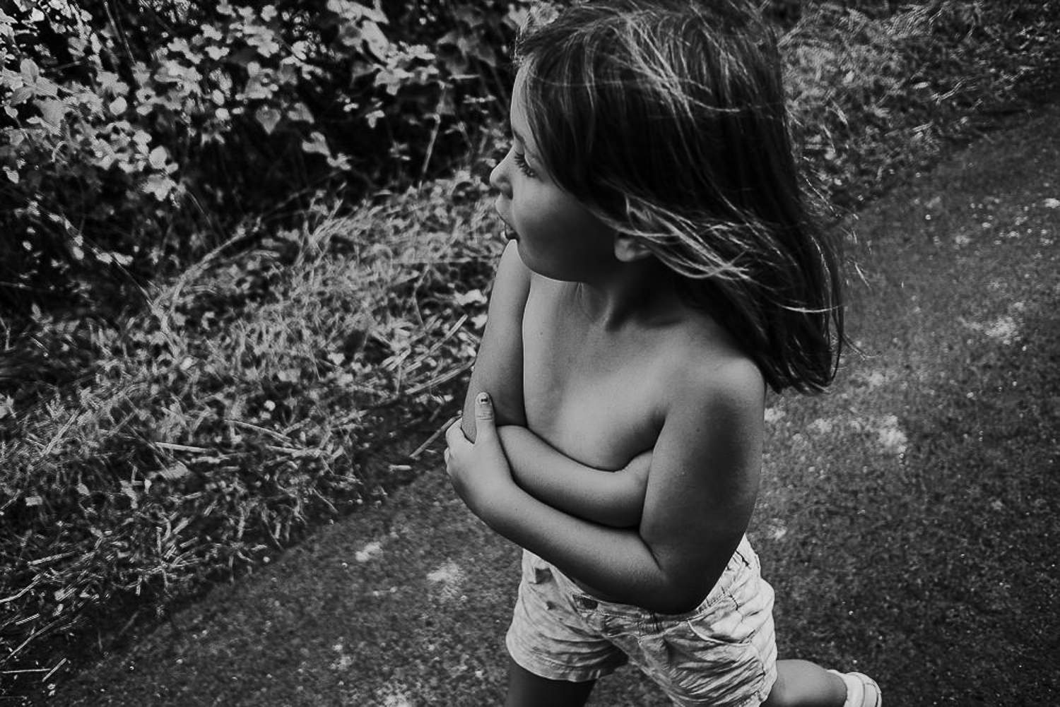 5 reasons you shouldn't wear matching outfits for your family photos. Child walking in countryside in Summer.