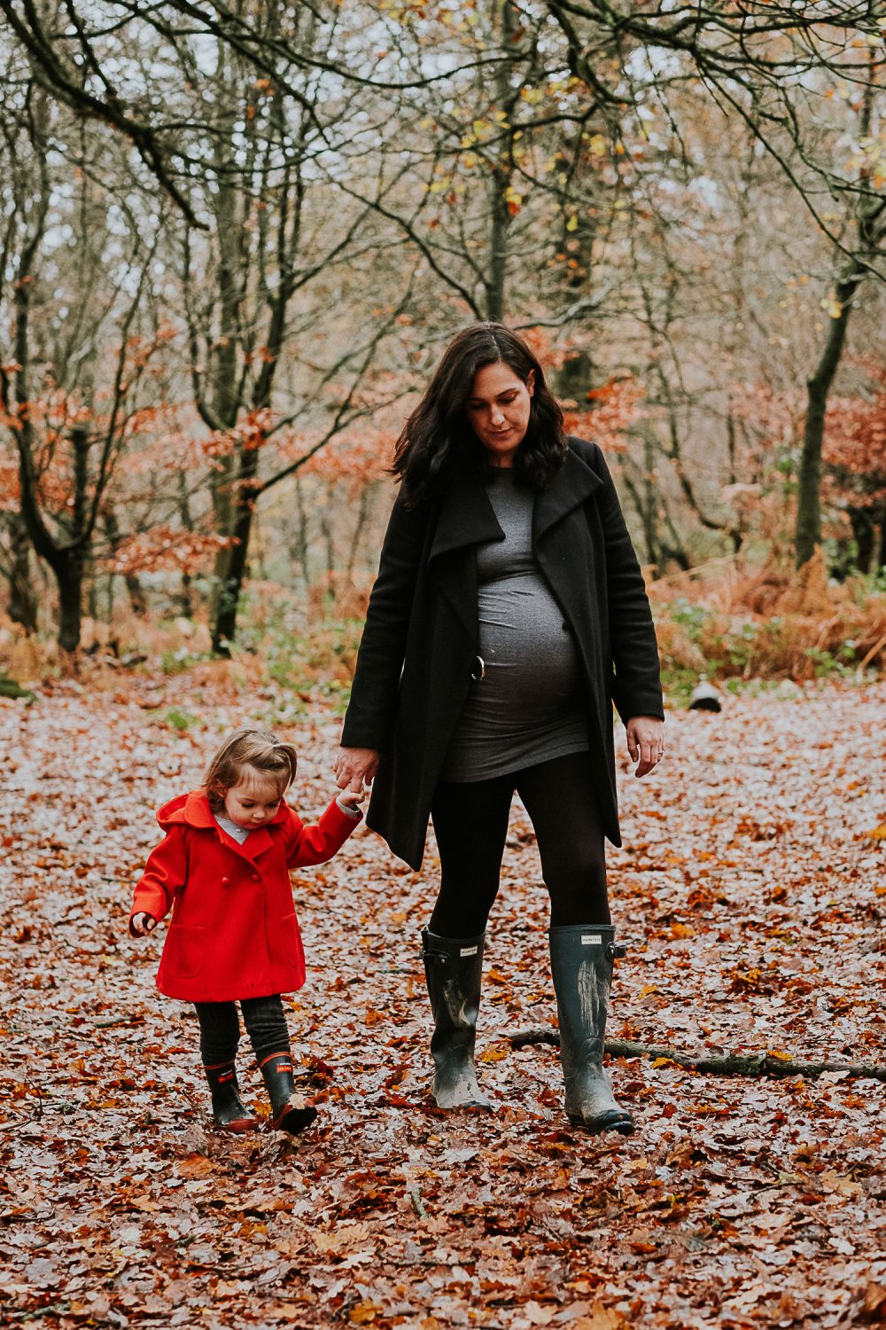 Surrey maternity photographer mum and daughter in woods