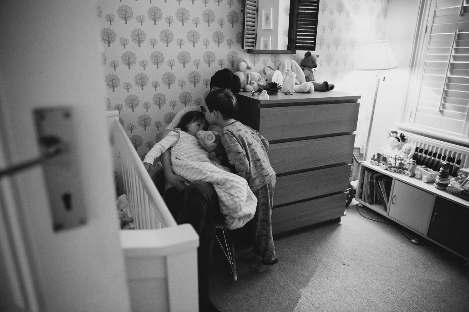siblings saying goodnight at bedtime with parent day in the life photography