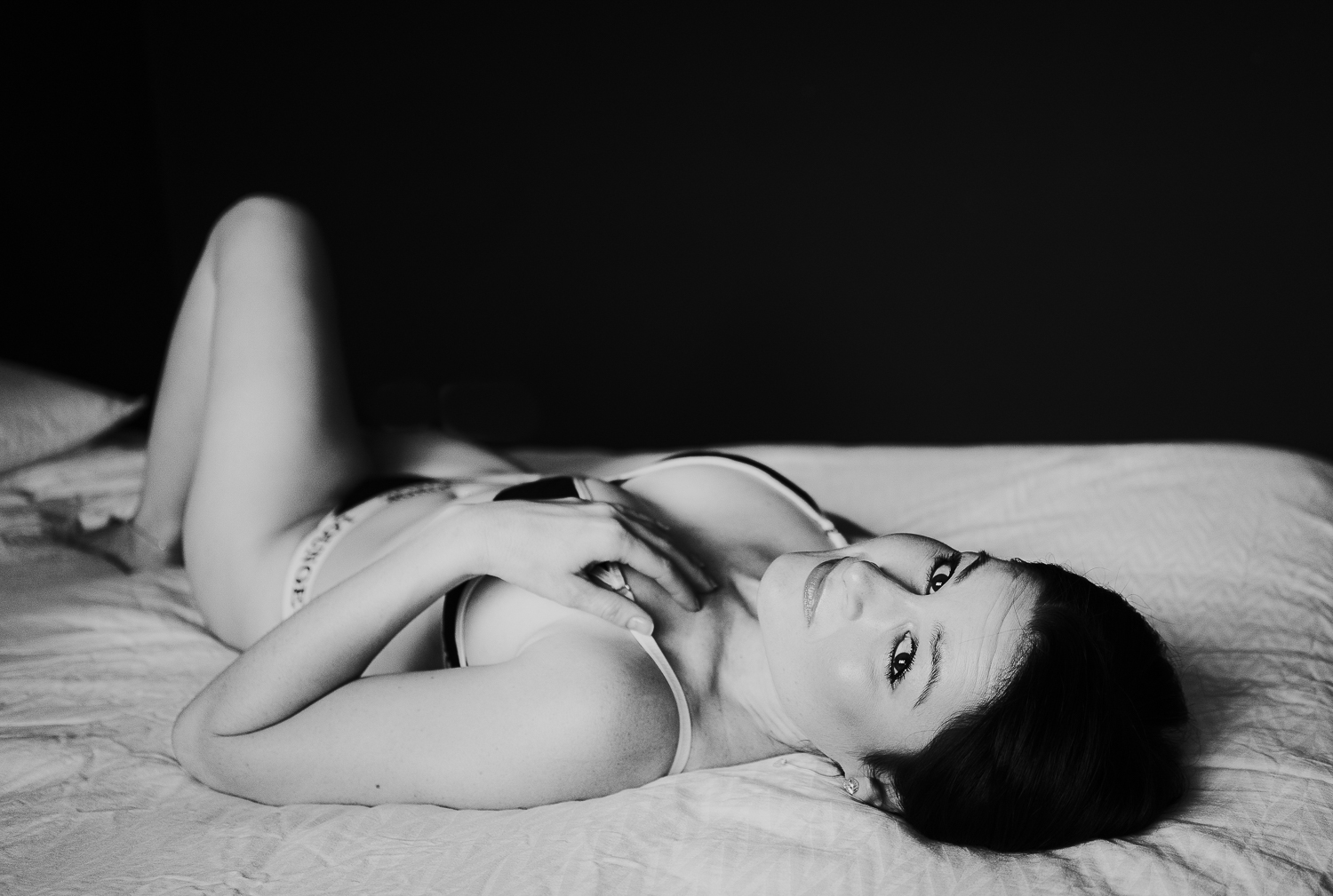 kent boudoir photographer black and white
