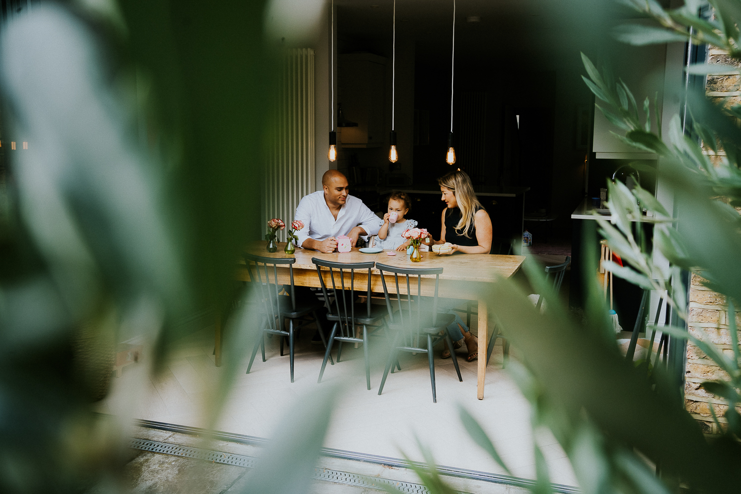 sibling family photography 2020 family sitting at table