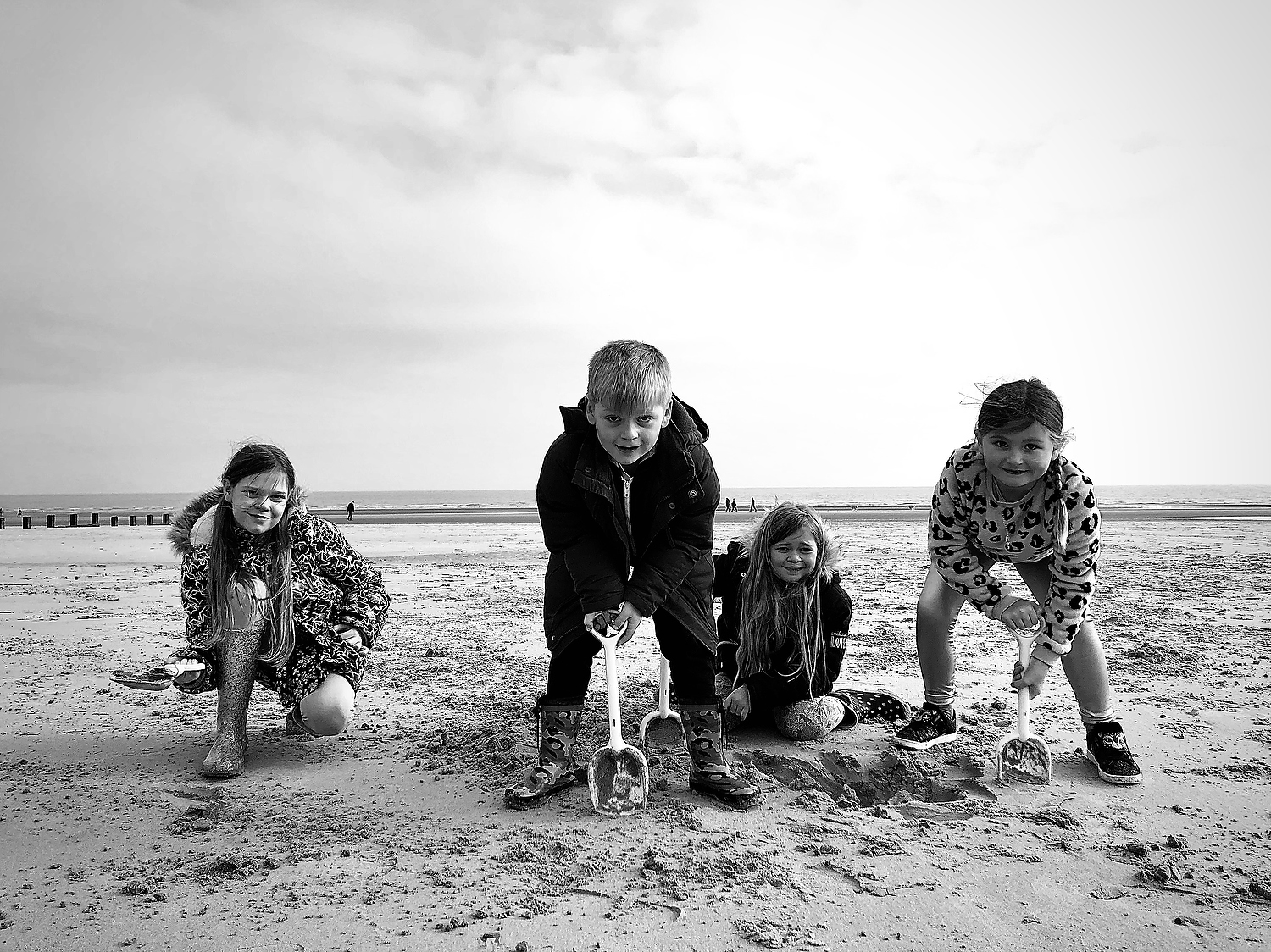 TAKE AWESOME IPHONE PHOTOS OF YOUR KIDS BLACK AND WHITE SIBLINGS BEACH SCENE SANDCASTLES