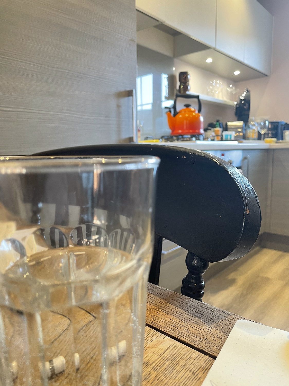take awesome iphone photos focus demonstration with glass and chair