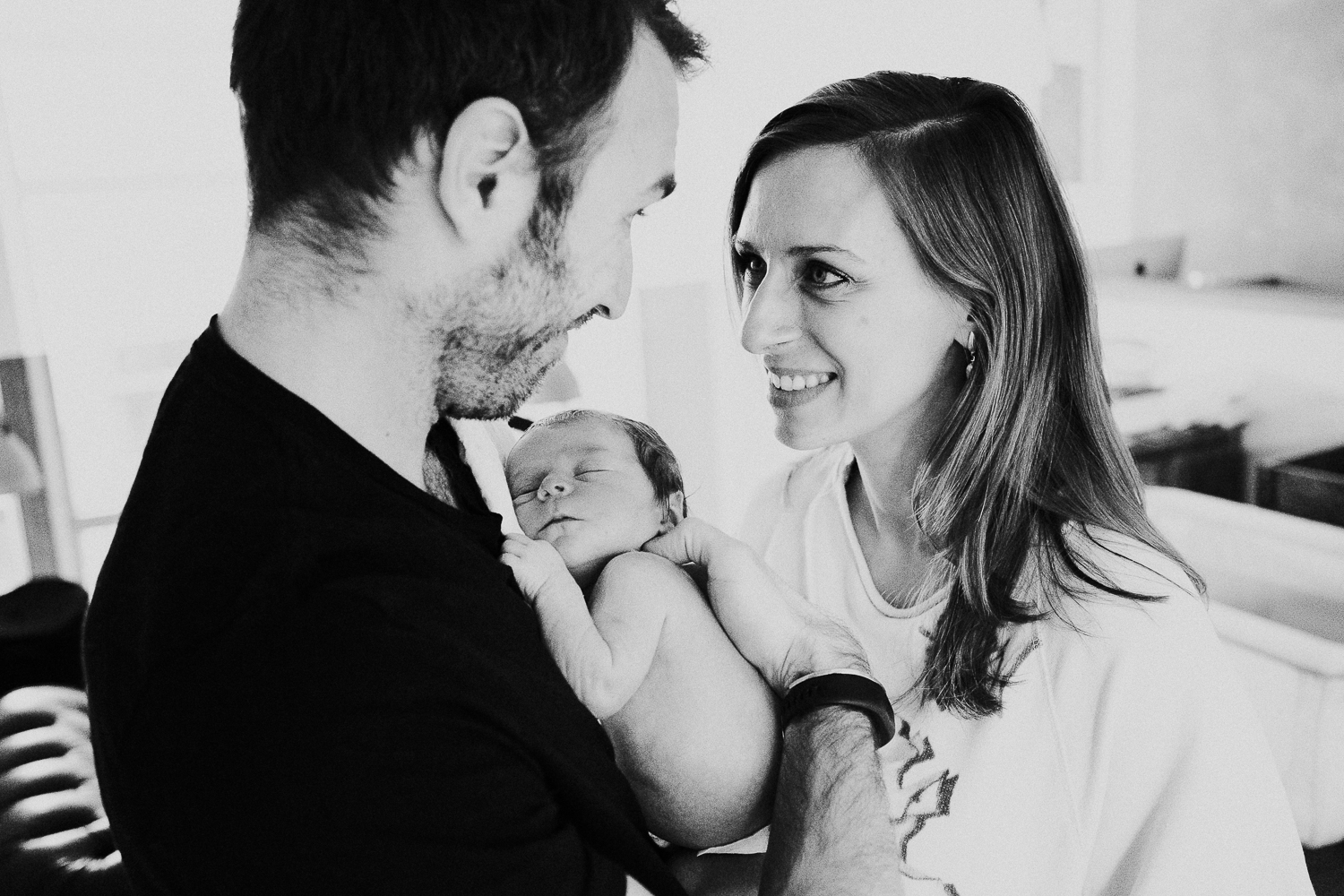 east london newborn photographer mum dad and baby newborn portrait