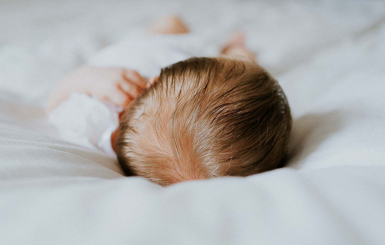 london newborn baby photographer close up of back of baby's head baby hair