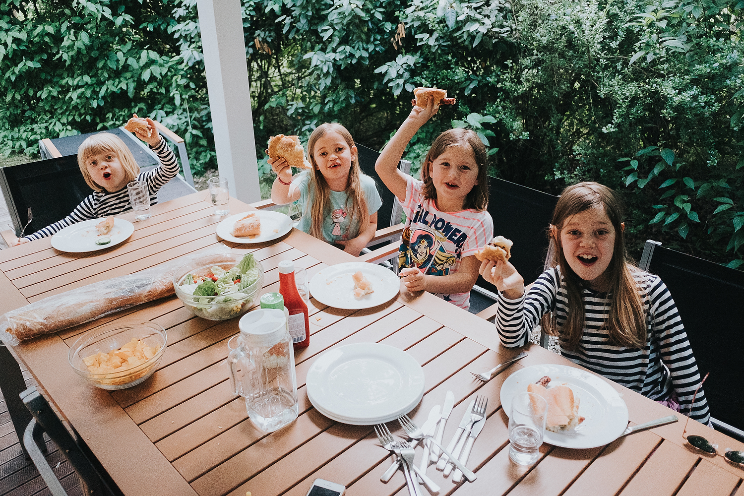 CHILDREN DINING OUTSIDE ON HOLIDAY POSED PHOTO FAMILY PHOTOGRAPHY AT CENTER PARCS FRANCE LAC D'AILETTE