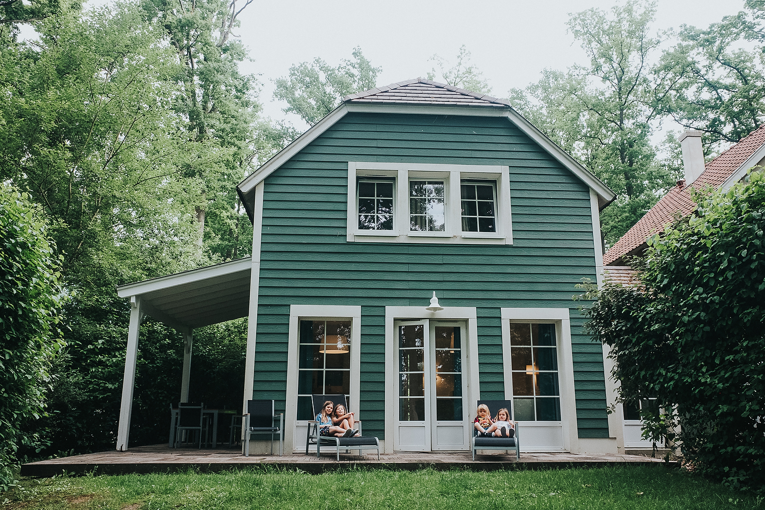 HOUSE IN WOODLAND FAMILY PHOTOGRAPHY AT CENTER PARCS FRANCE LAC D'AILETTE