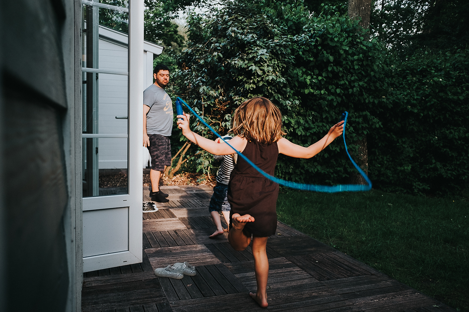 CHILD SKIPPING IN GARDEN FAMILY PHOTOGRAPHY AT CENTER PARCS FRANCE LAC D'AILETTE