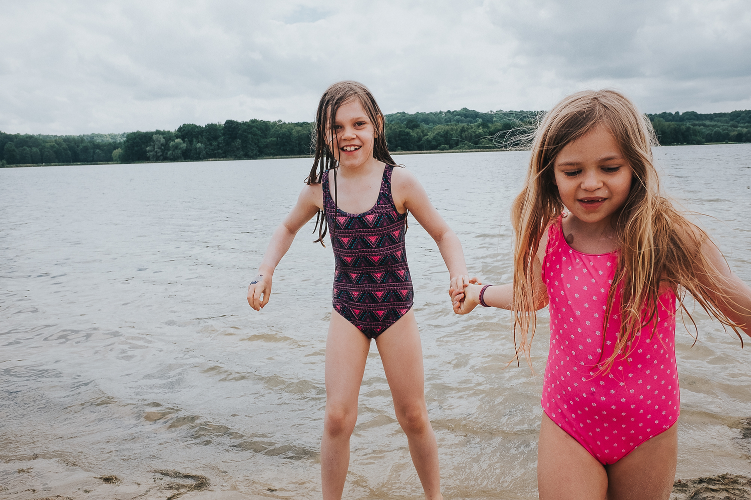 CHILDREN PLAYING AND SWIMMING TOGETHER IN LAKE FAMILY PHOTOGRAPHY AT CENTER PARCS FRANCE LAC D'AILETTE
