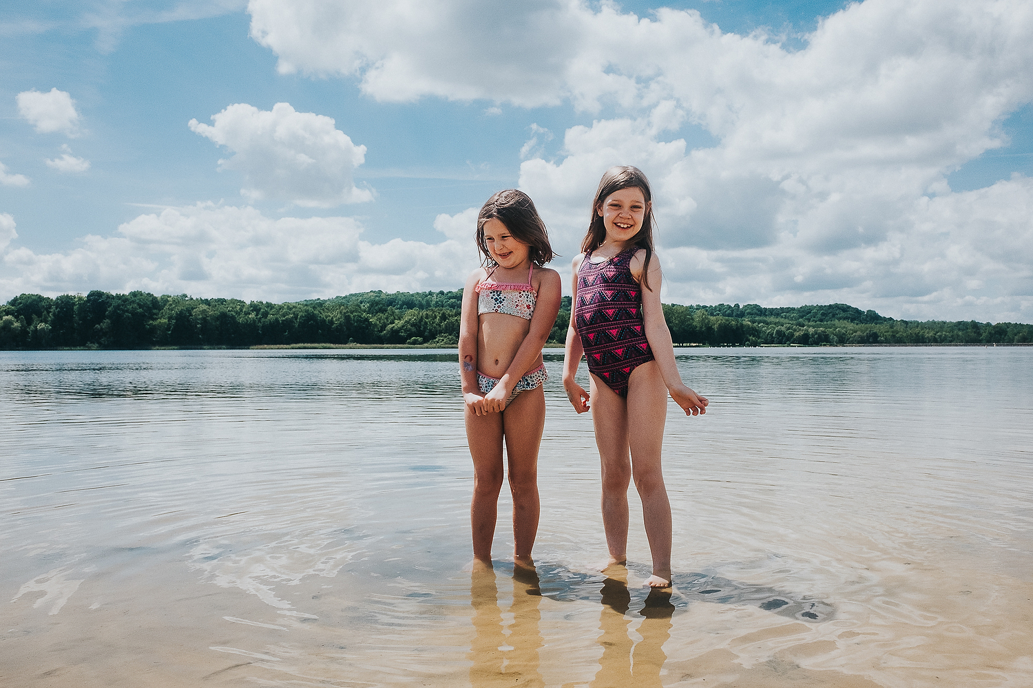 CHILDREN PLAYING AND SWIMMING TOGETHER IN LAKE FAMILY PHOTOGRAPHY AT CENTER PARCS FRANCE LAC D'AILETTE