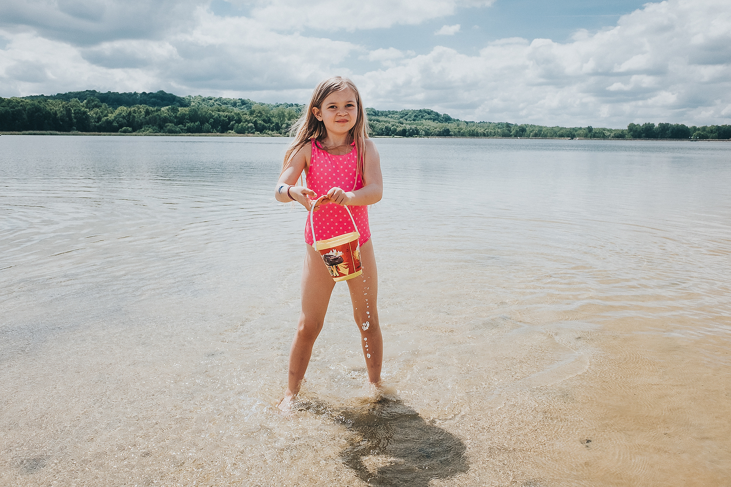 CHILDREN PLAYING AND SWIMMING TOGETHER IN LAKE FAMILY PHOTOGRAPHY AT CENTER PARCS FRANCE LAC D'AILETTE