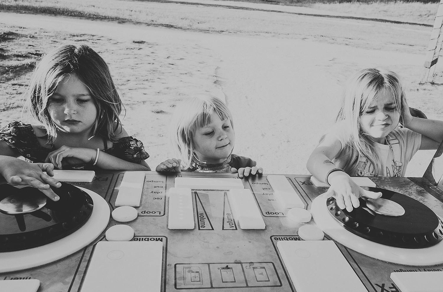 CHILDREN AND DAD PLAYING WITH DJ EQUIPMENT OUTDOORS FAMILY PHOTOGRAPHY AT CENTER PARCS FRANCE LAC D'AILETTE