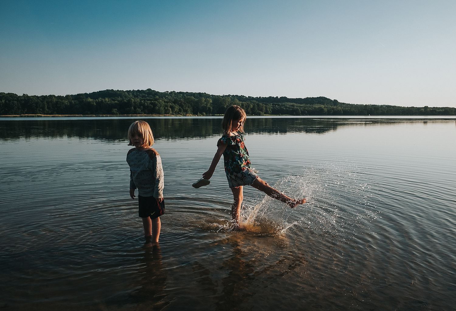 CHILDREN PLAYING IN LAKE FAMILY PHOTOGRAPHY AT CENTER PARCS FRANCE LAC D'AILETTE