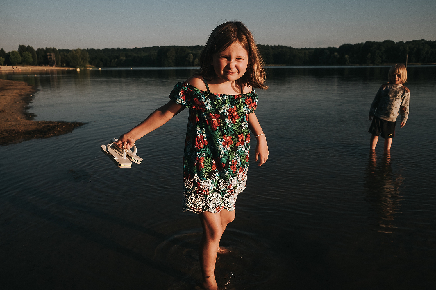 CHILDREN PLAYING IN LAKE FAMILY PHOTOGRAPHY AT CENTER PARCS FRANCE LAC D'AILETTE