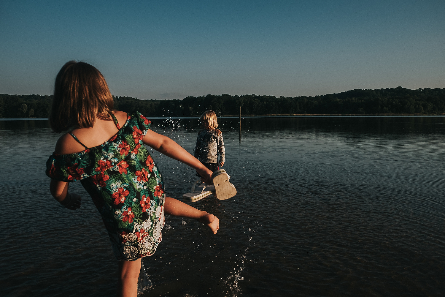 CHILDREN PLAYING IN LAKE FAMILY PHOTOGRAPHY AT CENTER PARCS FRANCE LAC D'AILETTE