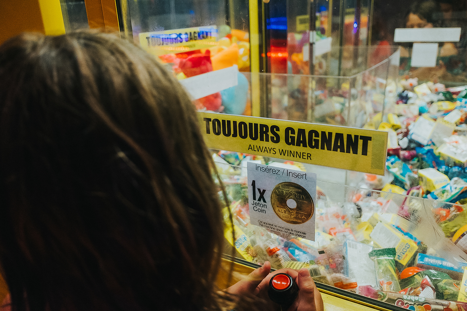 CHILD PLAYING ON GRAB MACHINE ARCADE GAME FAMILY PHOTOGRAPHY AT CENTER PARCS FRANCE LAC D'AILETTE