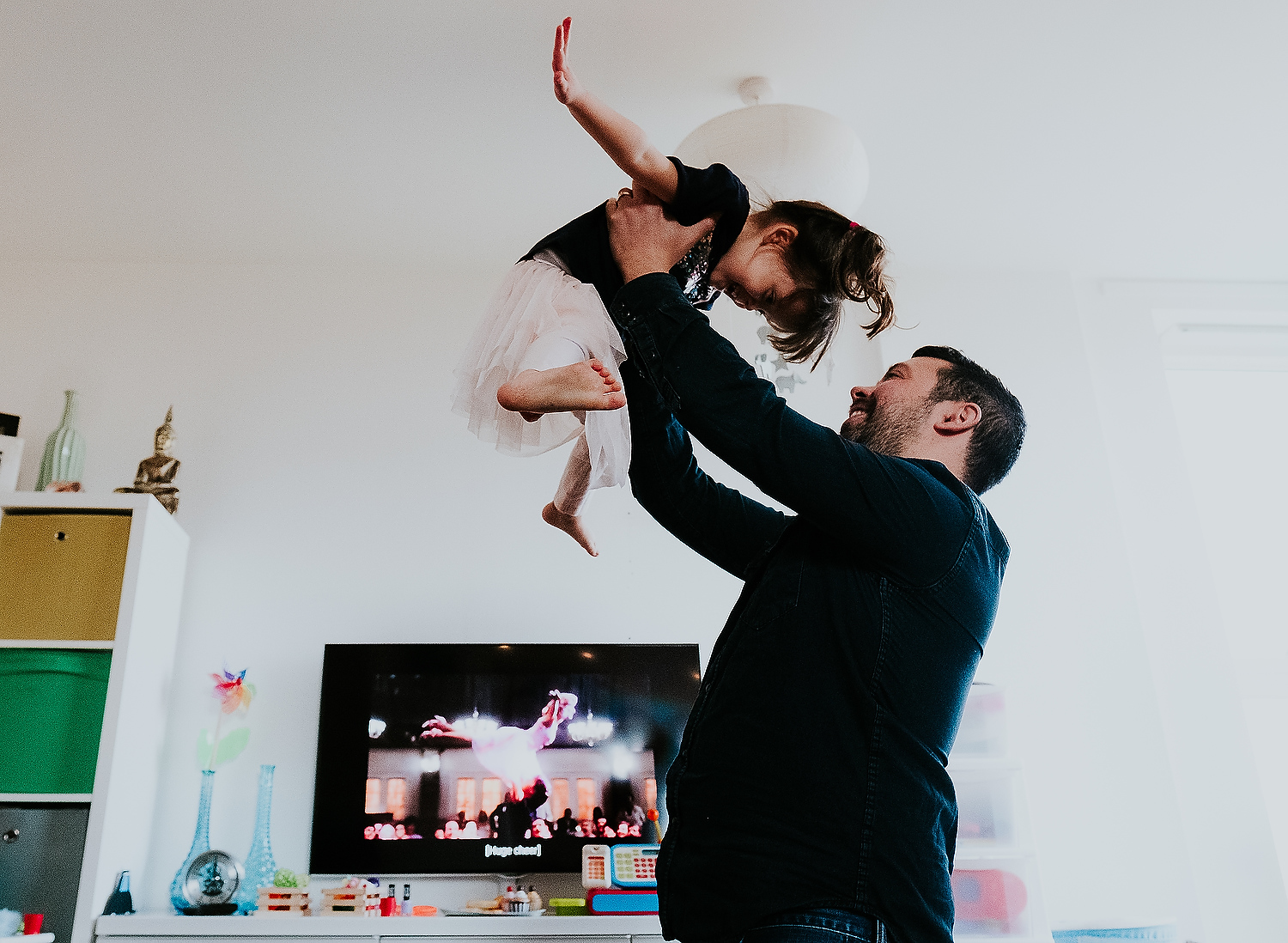 REAL LIFE FAMILY PHOTOS FATHER DAD AND DAUGHTER DOING THE LIFT FROM DIRTY DANCING WITH THE ACTUAL FILM PLAYING ON THE TELEVISION IN THE BACKGROUND