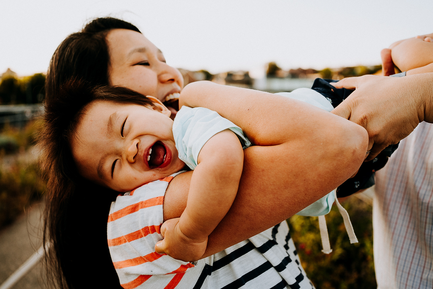 BOOKING A FAMILY PHOTO SESSION LITTLE BOY HUGGING MUM LAUGHING