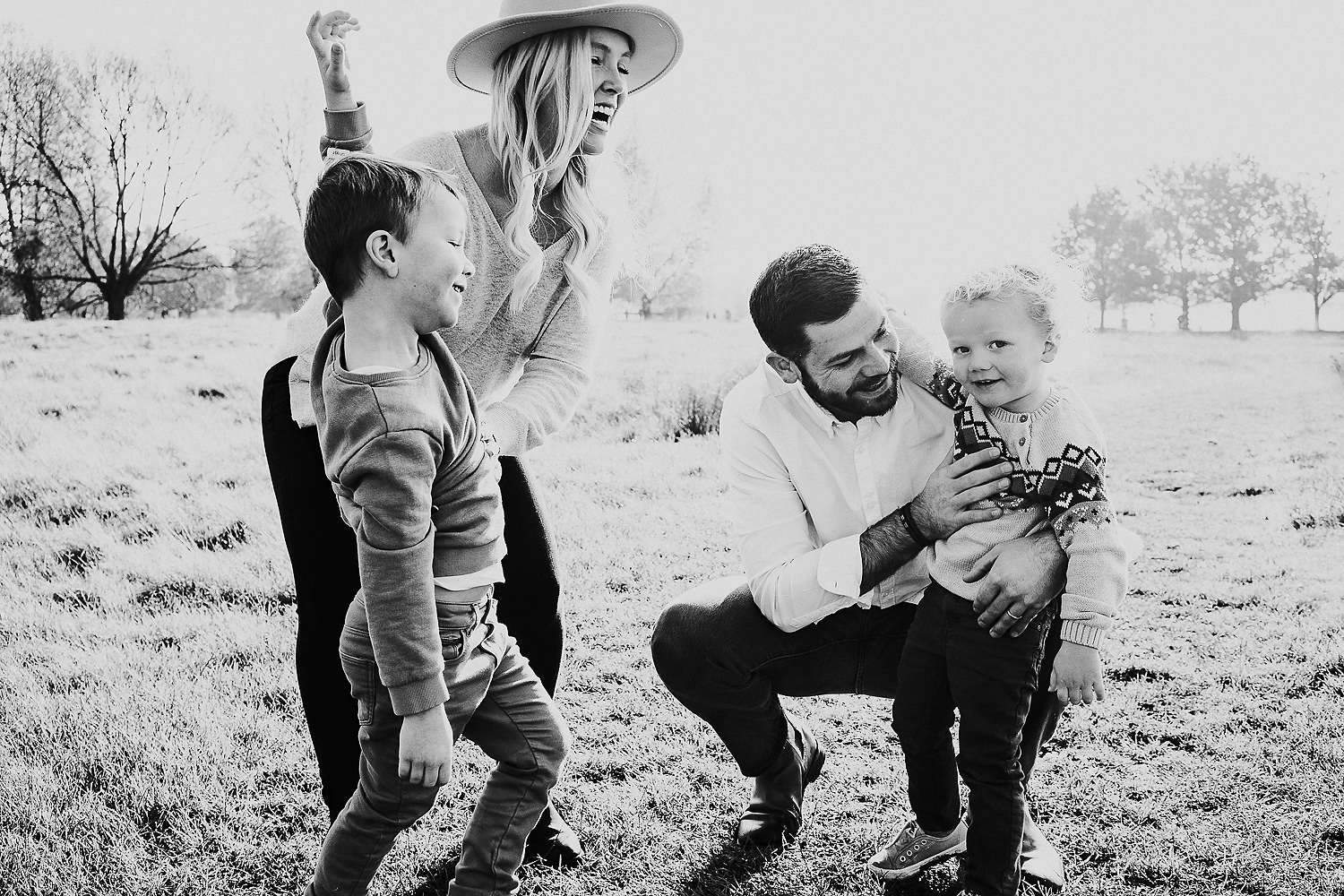BOOKING A FAMILY PHOTO SESSION BLACK AND WHITE FAMILY PHOTO NATURAL LAUGHING