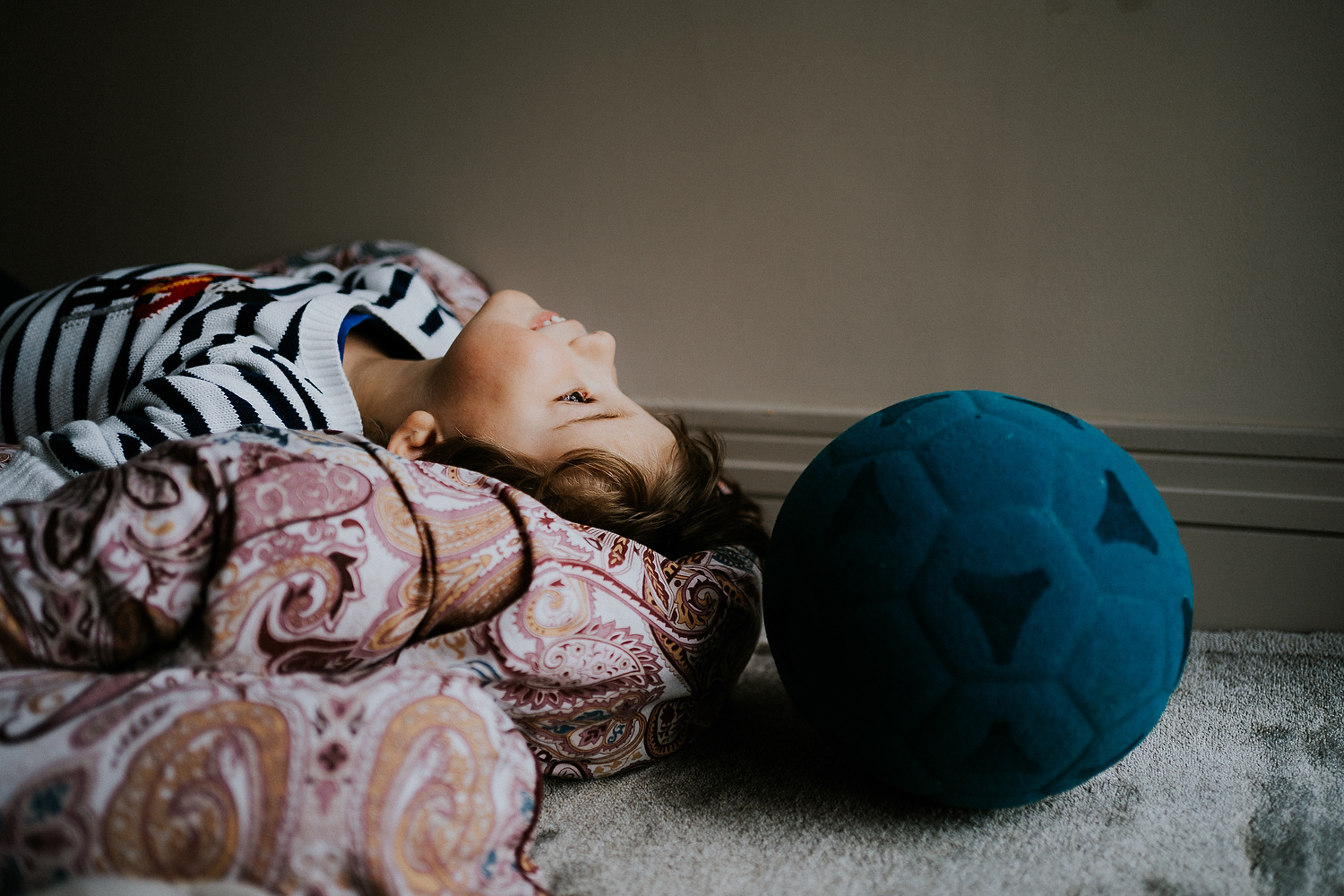big brother playing with ball newborn photography in hammersmith