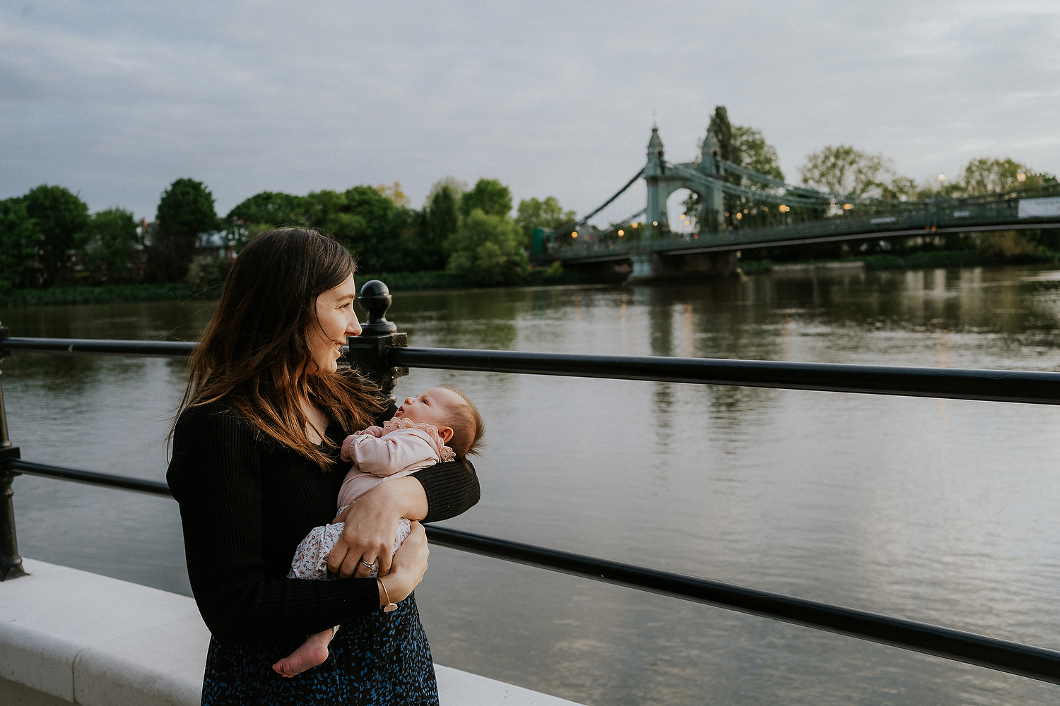 newborn photography in hammersmith mother and baby sunset at bridge