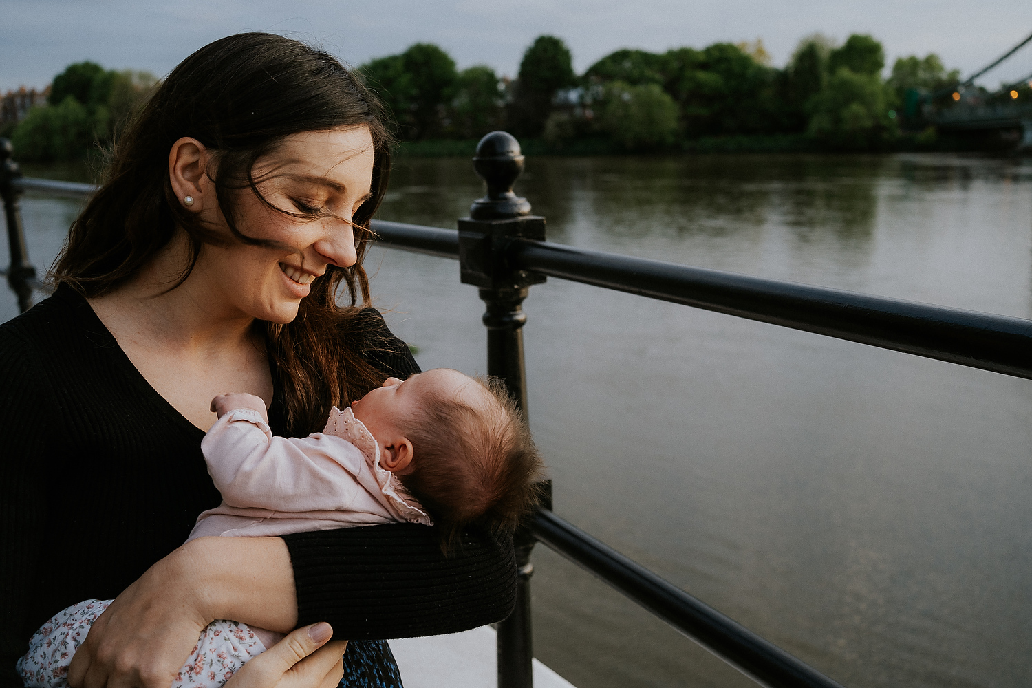 newborn photography in hammersmith mother and baby sunset at bridge