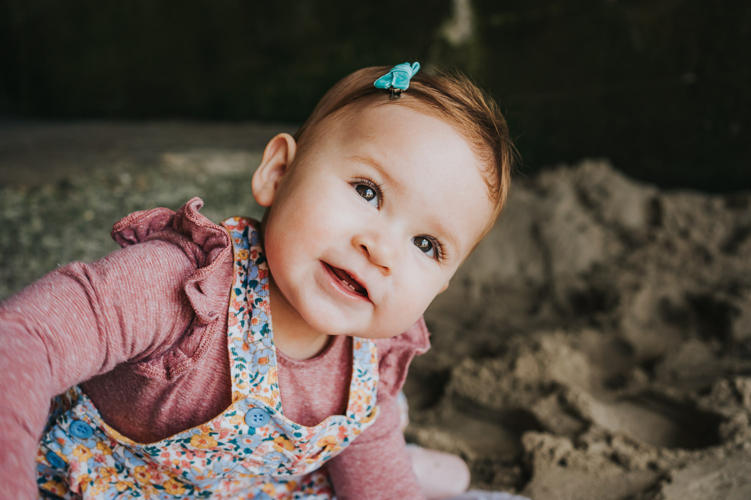 folkestone family photo shoot on the beach black and white photo toddler girl paddling with parents