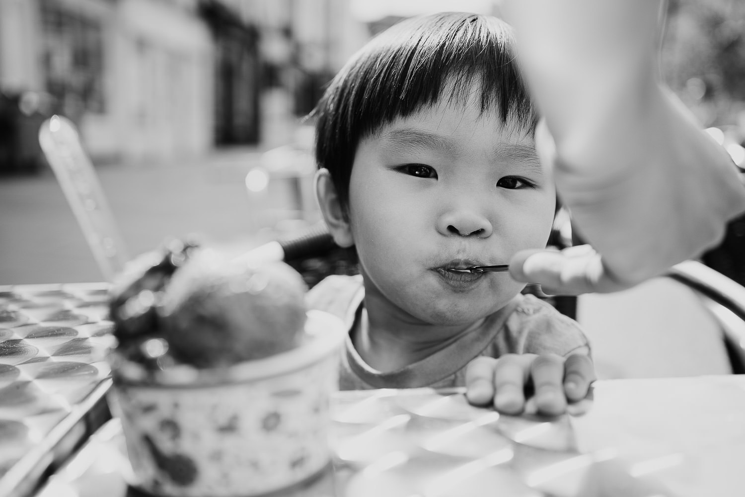 oxford family photo shoot boy eating ice-cream todller at a cafe table