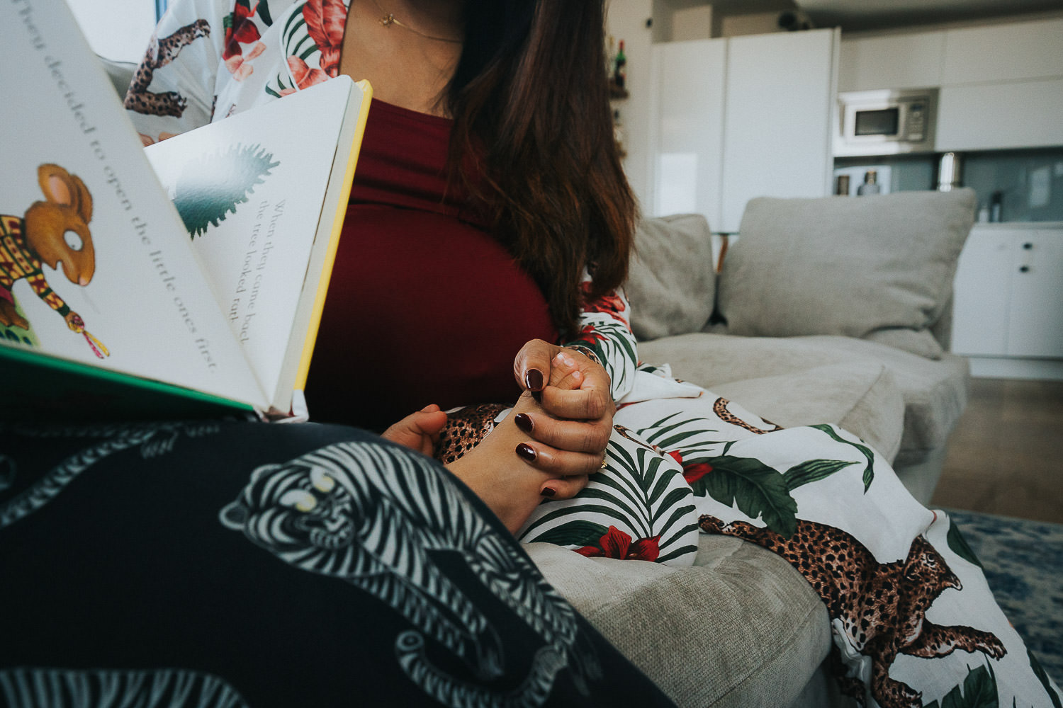 SHOREDITCH MATERNITY PHOTO SHOOT MOTHER HOLDING TODDLER SON'S FOOT CLOSE UP PHOTO