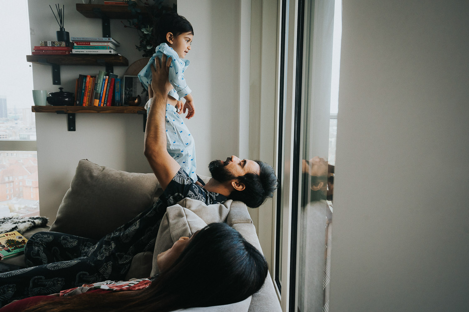 SHOREDITCH MATERNITY PHOTO SHOOT FAMILY PLAYING ON SOFA WITH TODDLER BOY
