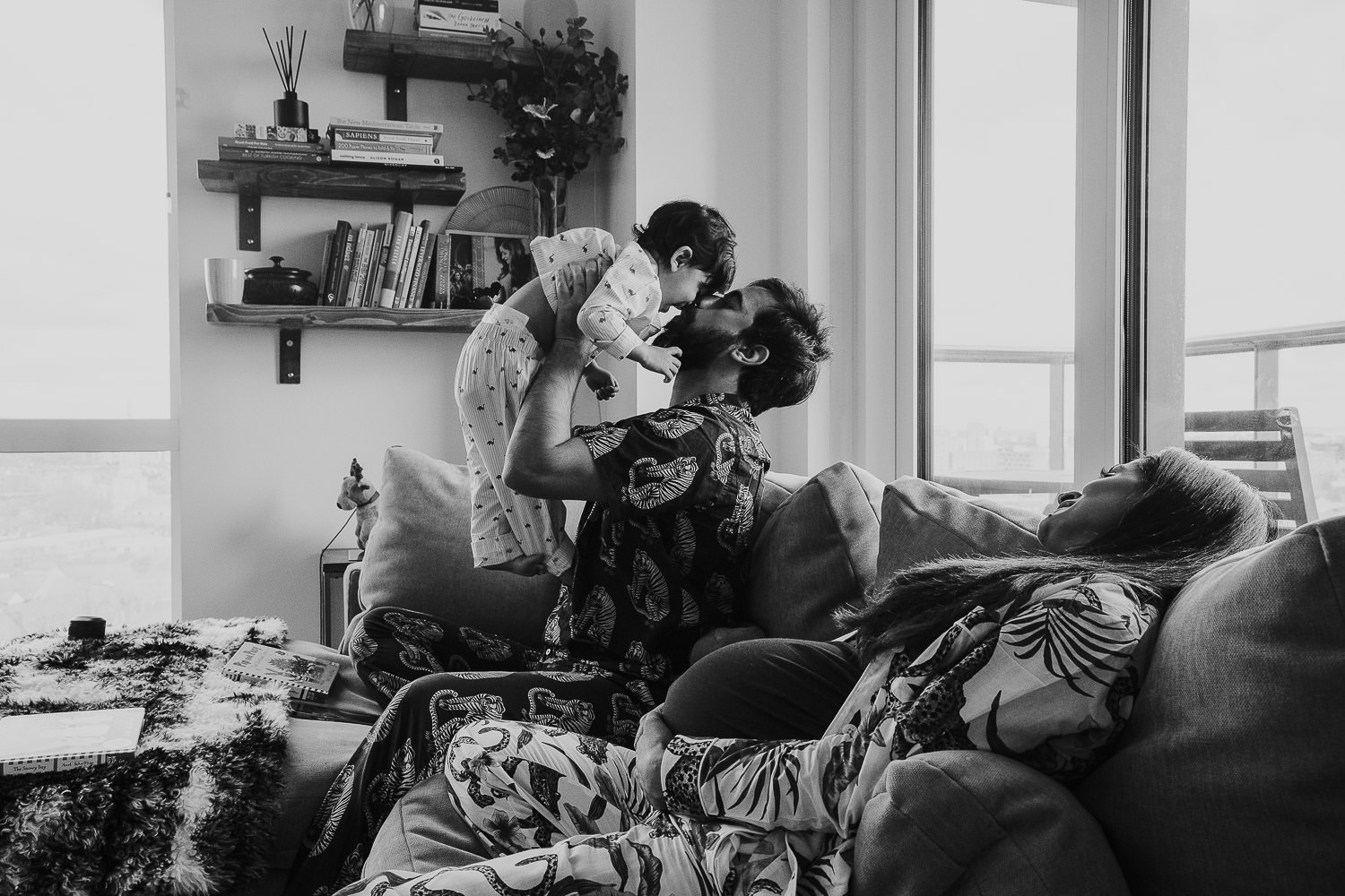 SHOREDITCH MATERNITY PHOTO SHOOT FAMILY PLAYING ON SOFA WITH TODDLER BOY