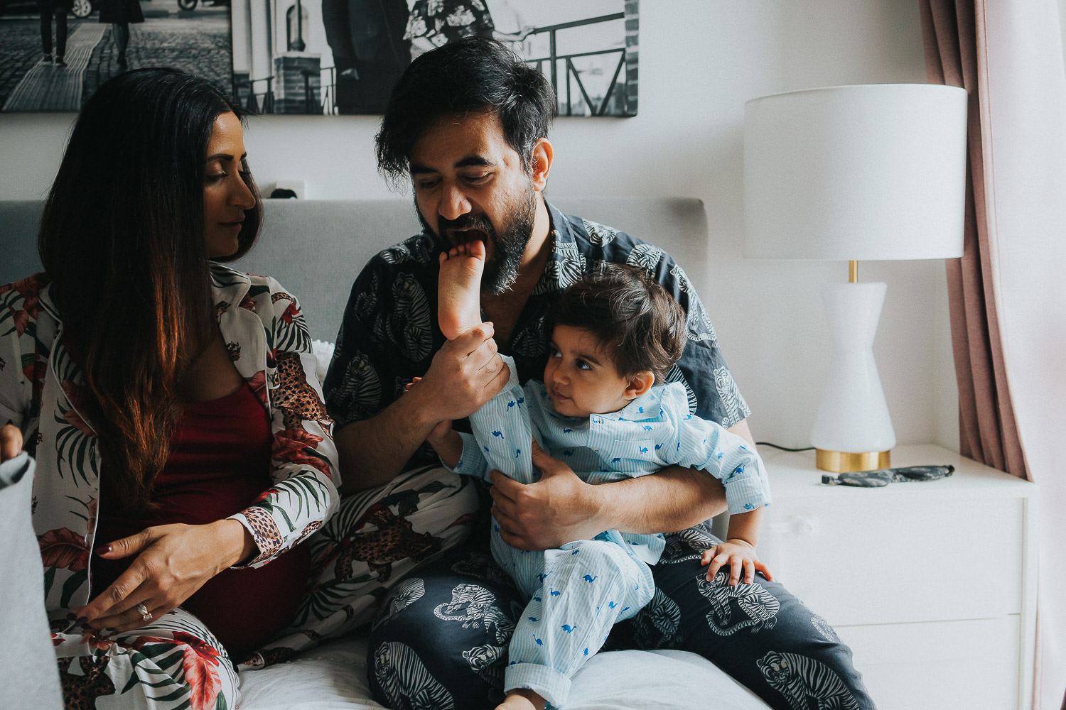 SHOREDITCH MATERNITY PHOTO SHOOT FAMILY PLAYING ON BED WITH TODDLER BOY
