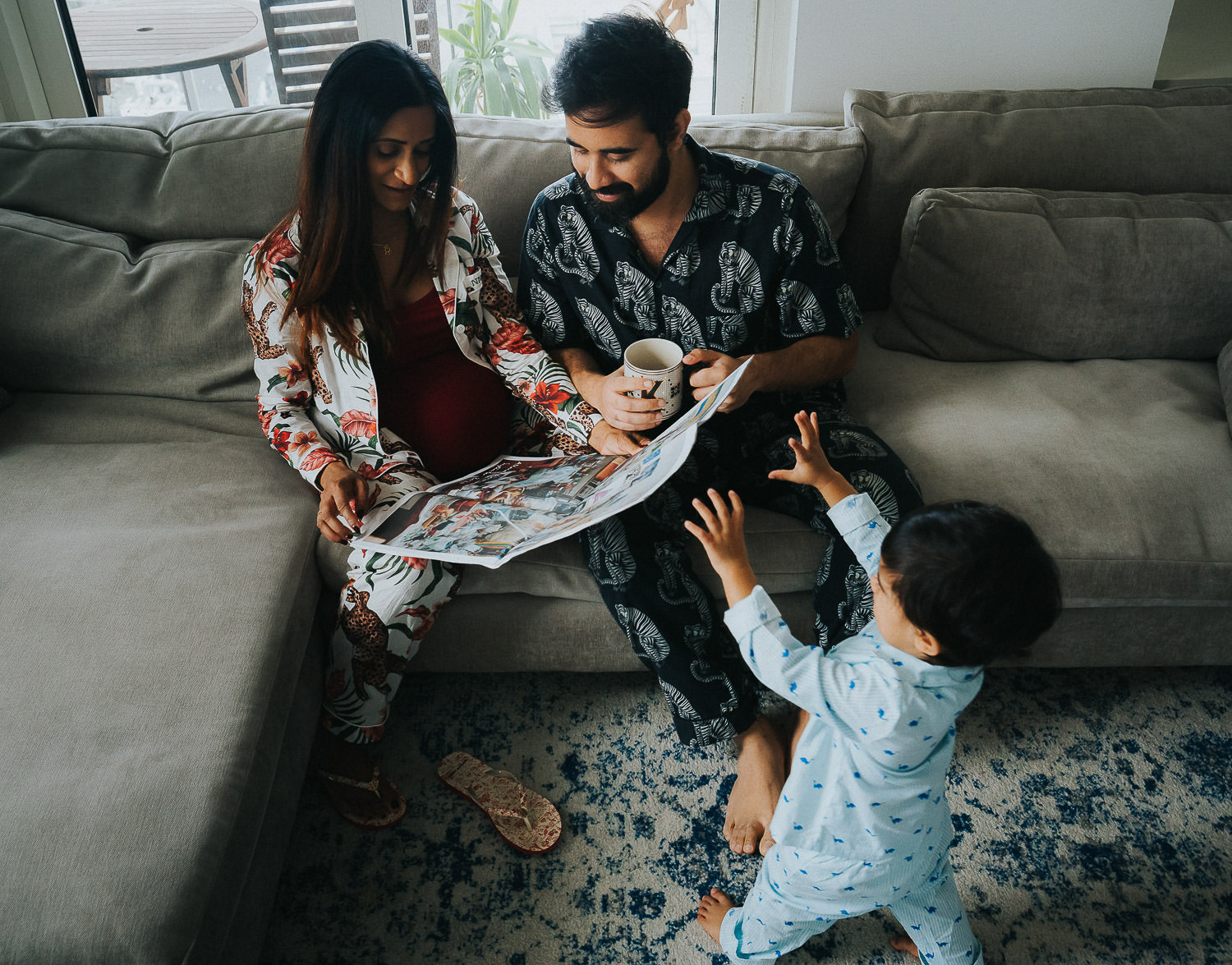 SHOREDITCH MATERNITY PHOTO SHOOT FAMILY PLAYING ON SOFA WITH TODDLER BOY
