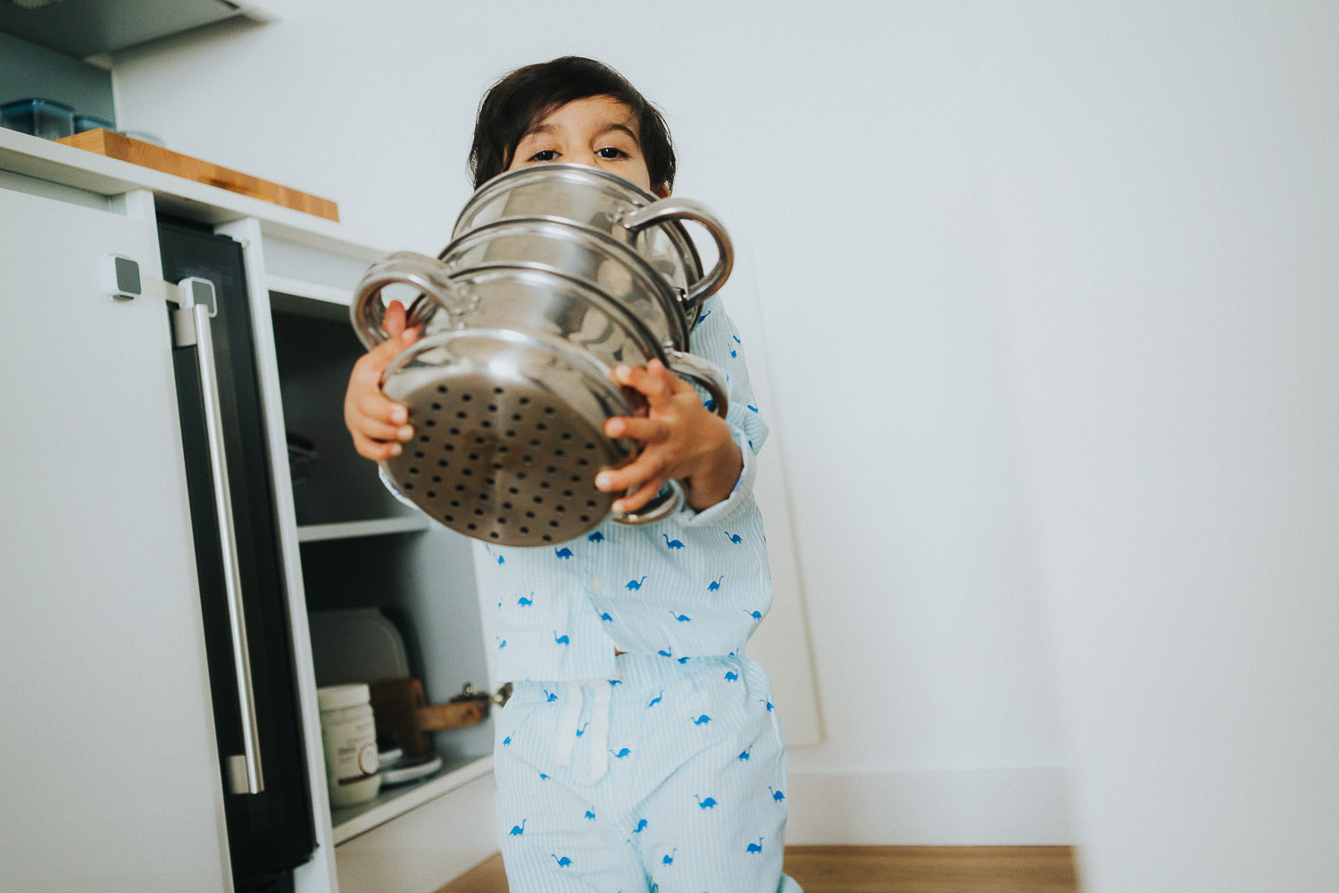 SHOREDITCH MATERNITY PHOTO SHOOT TODDLER BOY PLAYING WITH SAUCEPANS AT HOME