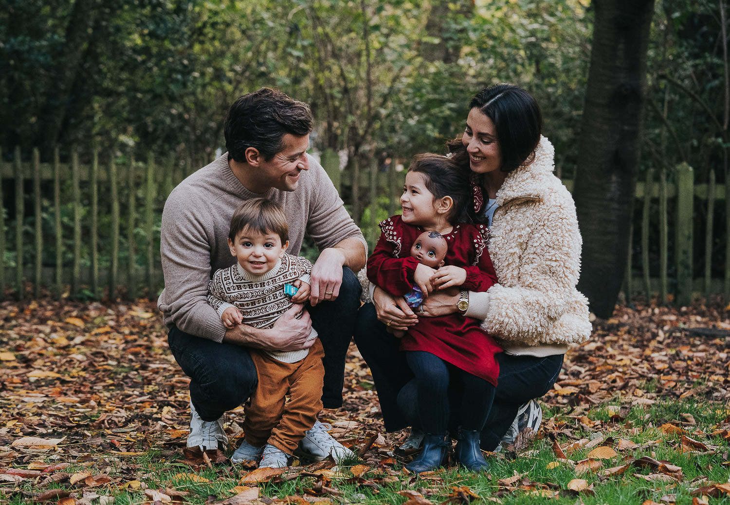 natural autumn family portraits family photo in Holland Park