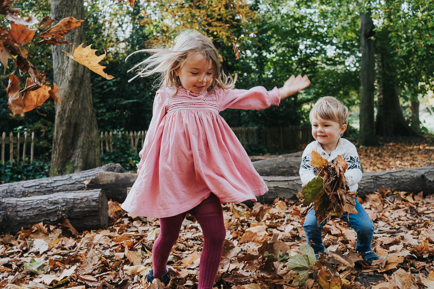 AUTUMN MINI SHOOTS IN KENT CHILDREN PLAYING IN LEAVES